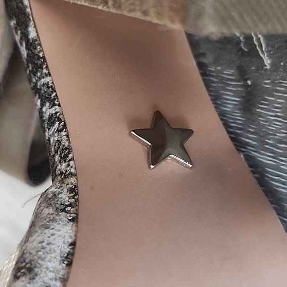 Betsey Johnson Bazar Open Toe Ankle Strap Stacked Heel Sandal Tan/Snake 6 - Picture 10 of 10